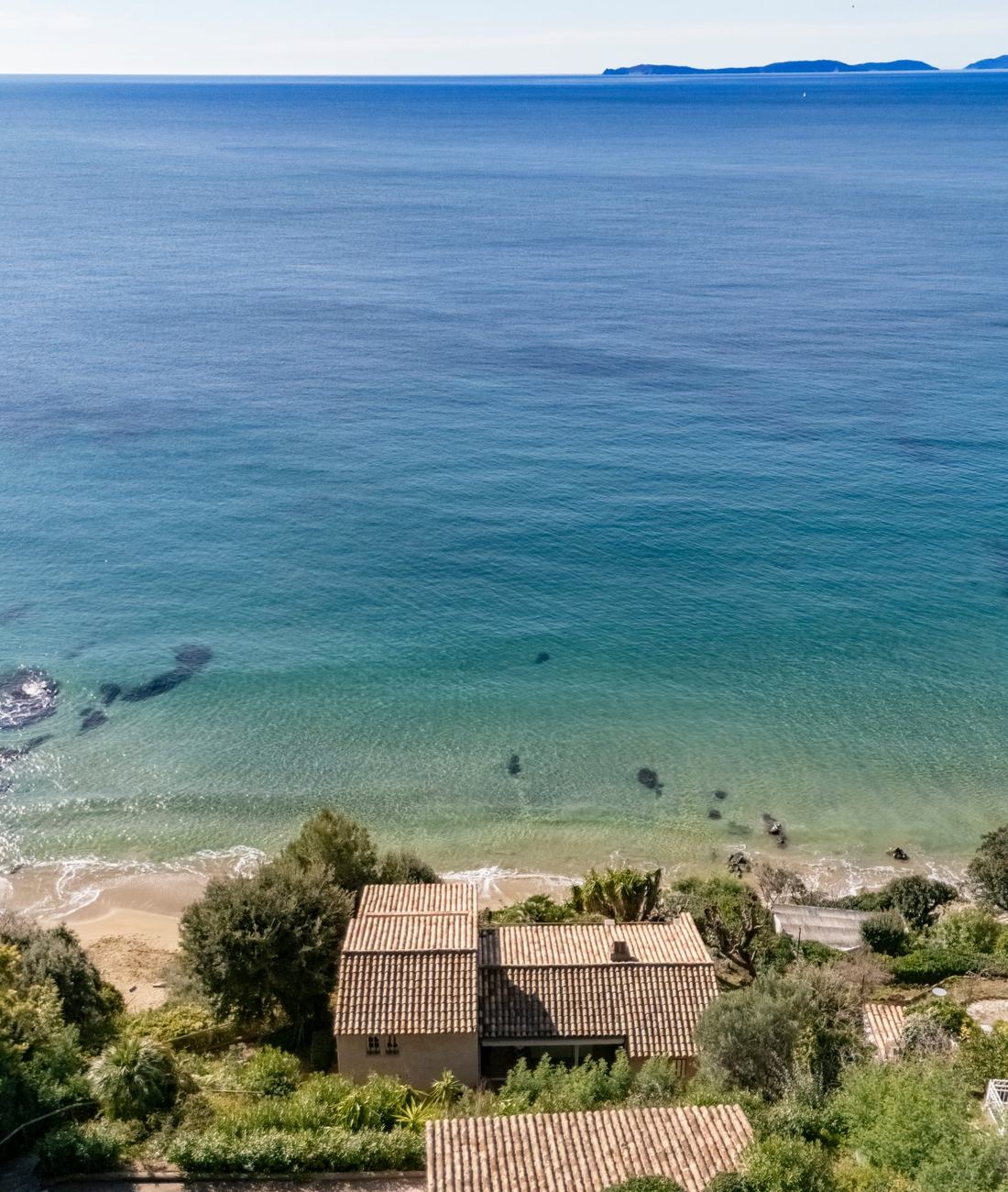 Seafront villa above the beach