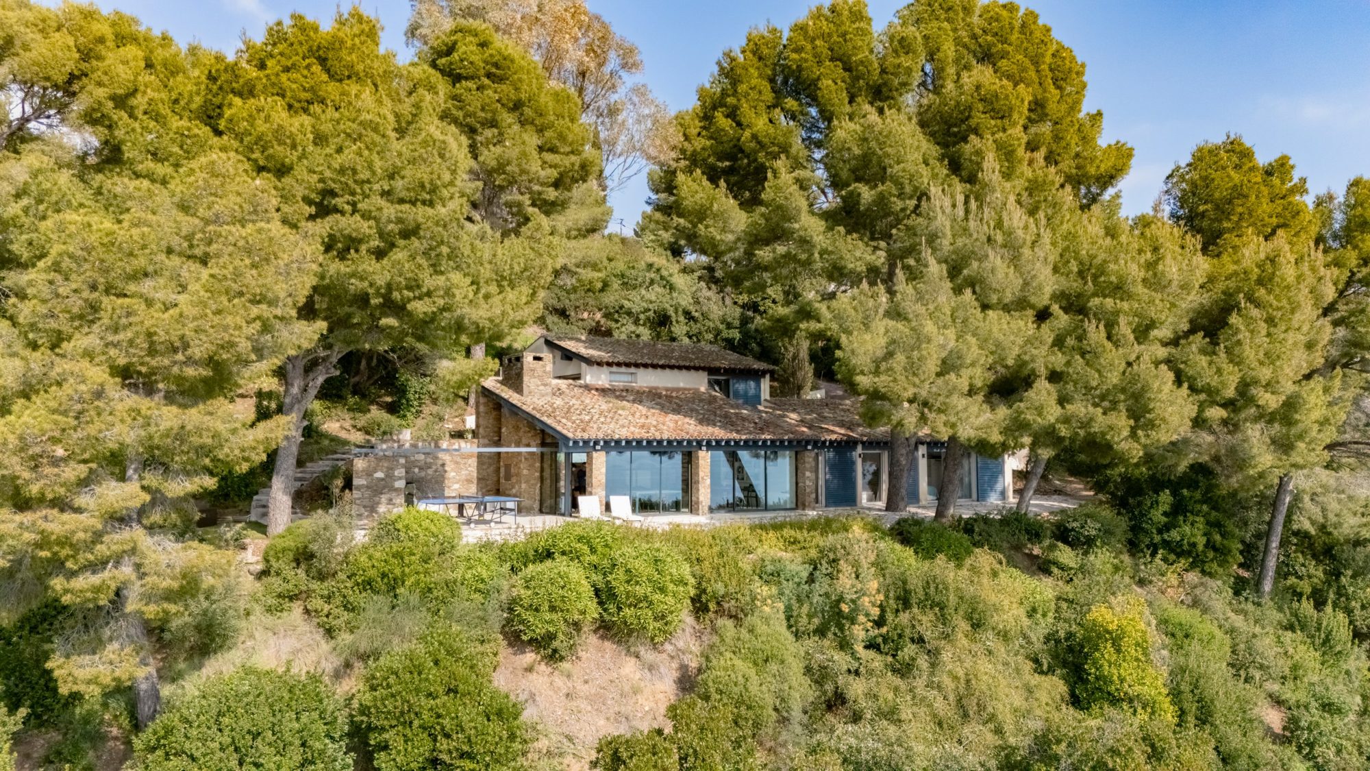 Villa La Grande Bleue dans les pins, au-dessus de la mer à Cavalaire-sur-Mer