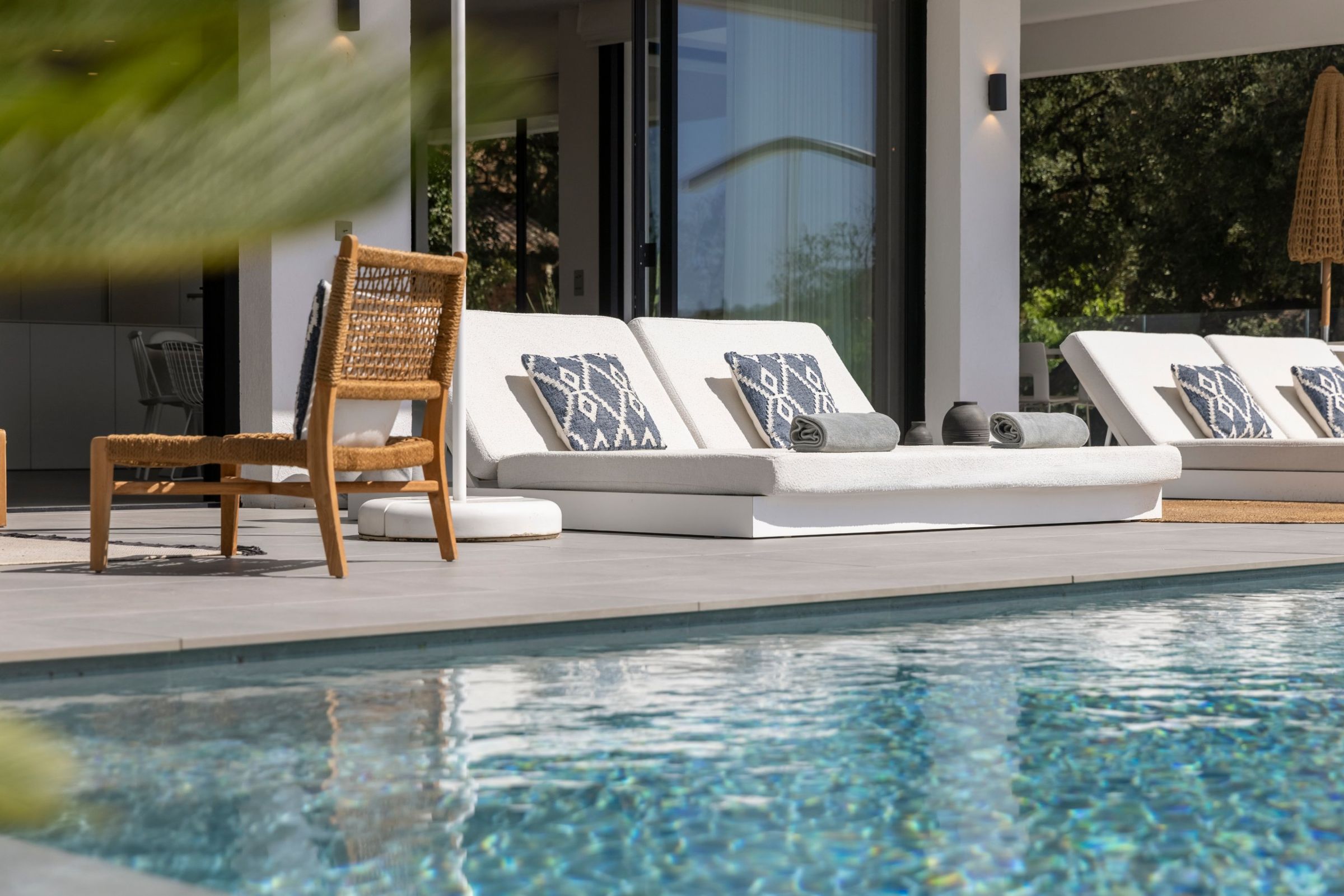 Transats préparés avec serviettes au bord de la piscine d’une villa en gestion AmaniHost