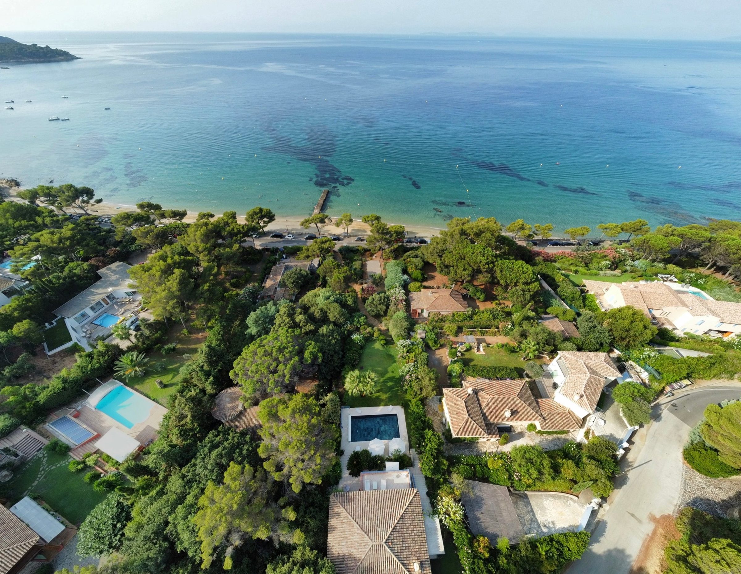 Villas avec piscine au-dessus de la plage de Gigaro